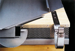 Bild 4: Traufdetail mit Zuluftschlitz unter der Dachrinne, geschützt mit Rautenlochblech "Aero 63", für optimierten Lufteintritt.
