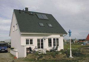 Außenansicht des Gebäudes. Bei genauer Betrachtung sind die Gaslampe (vorne) und der Terassenstrahler (hinten) zu erkennen.