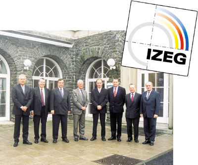 Gründeten am 12. Dezember 2001 auf dem Petersberg in Königswinter das "Informationszentrum Entwässerungstechnik Guss e.V." (IZEG): Jörgen S. Rasmussen (Rasmussen), Rolf Drecker(Basika), Friedhelm Cirkel (HES), Dr. Heinz Klein (BSW), Bernd Ishorst (IZEG-Geschäftsführer), Dipl.-Ing. Hansjörg Lauer(PSC), Raimund Gäbelein (Wolfferts), Dipl.-Ing. Winfried Hain (Düker) (v.l.n.r.)
