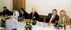 Politiker diskutierten mit Industrie-, Großhandels- und Handwerksvertretern auf Schloss Raesfeld. (v.l.) Rüdiger Sagel, MdL Bündnis 90/Die Grünen, Dr. Gerhard Papke, MdL FDP, Carl Burkard, FSI-Vorsitzender, Dr. Hans-Georg Geißdörfer, HGF Fachverband SHK NRW, Werner Bischoff, MdL SPD und Christian M. Weisbrich, MdL CDU.