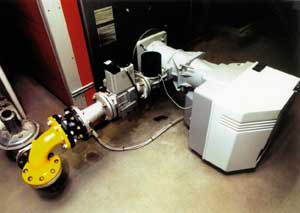 Übersichtlicher Aufbau: der modulierende Gasbrenner "Vectron EK 06" mit seinen Hauptmodulen Gasrampe, Brennkopf und Gebläseteil.