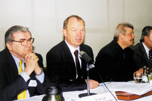 Moderator Günther Klauke (rechts), Chefredakteur IKZ-HAUSTECHNIK, stellte den Teilnehmern die Frage: Entwickelte sich die Branche nicht am Markt vorbei? Dies unterstrich er mit dem letzten Umfrageergebnis des Strobel-Verlages bei über 1000 Teilnehmern im Print sowie im Internet, bei dem etwa 80 Prozent der Endkunden für ein Komplettbad nicht mehr als 10000 Euro investieren wollen. Jürgen Speer, GC-Großhandel (Mitte), forderte die Teilnehmer auf, ihre Geschäftsbereiche voll zu nutzen und nicht mit guten Ratschlägen für die anderen vom Problem abzulenken. Außerdem sieht er durch Basel II eine Chance der Marktbereinigung - ein Segen für das Handwerk. Wolfram Wenzel, Ideal Standard, hingegen möchte die derzeitige Marktsituation durch eine sinnvolle Koordination auf der gesamten Logistikschiene entschärfen. Er rechnet mit einem Einsparpotenzial bis zu 30 Prozent.