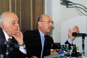 Als ZVSHK-Hauptgeschäftsführer verdeutlichte Michael von Bock und Polach die Ansätze seines Verbandes. Visionäres Denken in Richtung Energie- und Gebäudetechnik, das Bad aus einer Hand und die Handwerkermarke waren Anregungen für die zahlreichen Zuhörer.