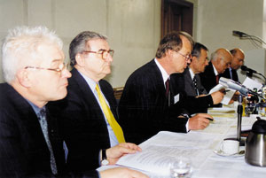 Kompetente Insider der Branche aus Handwerk, Industrie, Handel und Verbänden, bildeten am zweiten Tag der FSI-Veranstaltung das Diskussionspodium. Im Bild v.l. Friedhelm Holtsträter, Wolfram Wenzel, Jürgen Speer, Carl Burghard, Dr. Hans-Georg Geißdörfer und Michael von Bock und Polach.