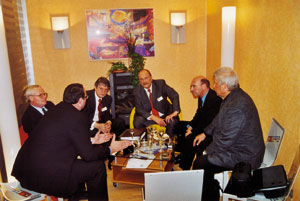 Zu einem Werkstattgespräch trafen sich am Rande der "aircontect" Vertreter des Elektro- und SHK-Handwerks. In der Runde (v.l.) Dirk Schlattmann, Fachorgan sbz, Bruno Schliefke, Karl Hagedorn, Heinz Werner Schult, Michael von Bock und Polach sowie Günther Klauke, Fachorgan IKZ-HAUSTECHNIK.
