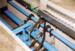 Flexible Abgänge mit Schnellabgangsflansch von der Hauptleitung.
