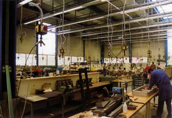 Blick in die Produktionshalle bei Alfa Tools mit Druckluftverteilern.