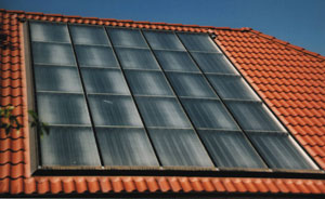 Bild 1: Ein modularer Spezialkollektor mit 22 m2 Fläche bildet das Herzstück der Solaranlage.