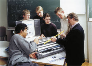 Lehrerfortbildung: Moderne Kunststoffrohrtechnik "begreifbar" gemacht. Schüler nehmen das Angebot mit großem Interesse auf.