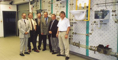 Die SHK-Innung Frankfurt am Main erhielt am 27. Mai 2002 Besuch von der RMIT University Melbourne (Australien): Der Dekan des technischen Fachbereichs, Eric Pagliarella und Bernie Farquhar, Mitglied im australischen Verband der Master Plumbers und Gewinner des Bosch-Stipendiums 2002, kamen von der WPC (World Plumbing Conference, Berlin) und besichtigten den Fachbereich Sanitär-Heizung-Klima an der Philipp-Holzmann-Schule (v. l.): Peter Paul Thoma, Fachgruppe Installation und Heizungsbau der SHK-Innung Frankfurt am Main, Bernie Farquhar, MPMSAA, Erich Laforsch, Geschäftsführer der SHK-Innung Frankfurt am Main, Hans Scherr, Obermeister der SHK-Innung Frankfurt am Main, Eric Pagliarella, RMIT University Melbourne, Walter Tuschen, Fachlehrer Philipp-Holzmann-Schule, Frankfurt am Main.