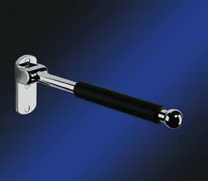 Ein solcher Griff unterstützt diskret den schwachen Rücken: Als Aufsteh- und Einstiegshilfe. Wenn er die Bewegungsfreiheit stört, lässt er sich an die Wand hochklappen. Vor allem aber: Sein Design eignet sich für die anspruchsvolle Badeinrichtung, unterscheidet er sich doch deutlich von den üblichen Handicap-Hilfen.