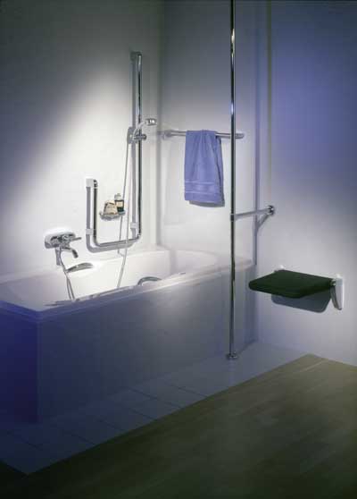 Unser Beispiel zeigt die Vielseitigkeit der Griffe: Die Bodendeckenstange mit stabiler Wandabstützung ist Ein- und Ausstiegshilfe. Am U-Griff - der platzsparend auch die Handbrause trägt - findet man mit beiden Händen standfesten Halt.