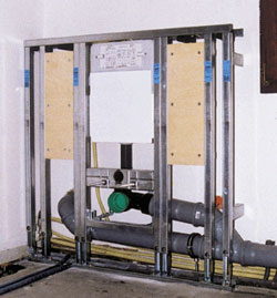 WC-Element mit werkseitig integrierten Holzplatten zur Anbringung von Stützklappgriffen.