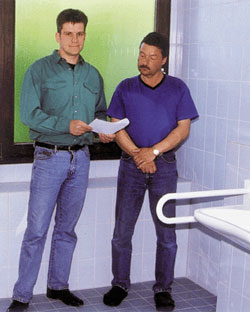 Installateur Meinhard Bieke und Hausmeister Michael Podziomek (rechts).