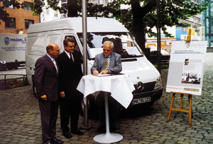 Organisierte Innungsbetriebe bekommen hohe Rabatte bei Mercedes Vito, Sprinter und Vario. Vor einem Erdgasfahrzeug besiegelten dies (v.r.): ZVSHK-Präsident Bruno Schliefke, Uwe Röhrig (DaimlerChrysler) und ZVSHK-Hauptgeschäftsführer Michael von Bock und Polach.