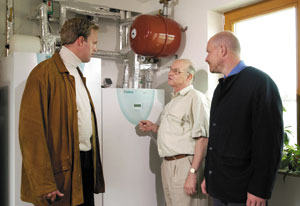 Bild 4: Installierte Heizungs-Wärmepumpe (rechts) mit nebengestelltem Brauchwasserspeicher. Der Aufstellraum sollte trocken und frostfrei sein, er kann ansonsten in beliebiger Weise genutzt werden.