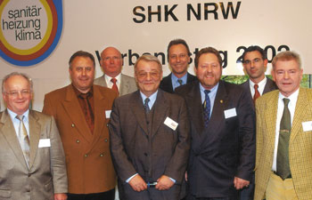 Der neue Vorstand des Fachverbandes Sanitär Heizung Klima NRW stellte sich nach der Sitzung dem Fotografen: v.l. OM Peter Fuchslocher, stellv. LIM Udo Brincker, stellv. LIM Dieter Lackmann, LIM Rudolf Peters, OM Hans-J. Hering, OM Adam Gungl, Dipl.-Ing. Volker Meyer, OM Werner Hirschler.