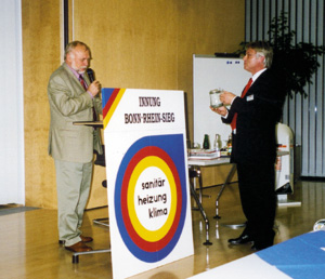 Während des Vortrags zum Top-Thema "Trinkwasserverordnung" im neuen Gebäude des Wahnbachtalsperrenverbandes: v.l. OM Michael Gierlich und Dieter Wollgardt, Niederlassungsleiter Judo Wasseraufbereitungs GmbH.