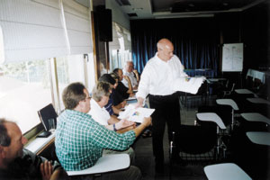 Referent Weber versorgte die Handwerksunternehmer mit umfassendem Informationsmaterial.