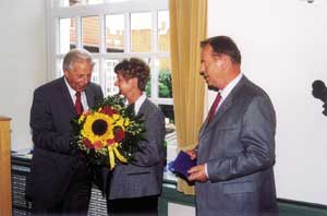 Zum Abschluss der Veranstaltung wurde Hans-Hermann Stütz (rechts) in den Ruhestand verabschiedet. Er war u.a. über zehn Jahre als hauptamtlicher Ausbildungsmeister bei der Kreishandwerkerschaft Schleswig tätig. Als Dank für seine Leistungen im Handwerk erhielt er eine Ehrenurkunde von Obermeister Rolf Richter.