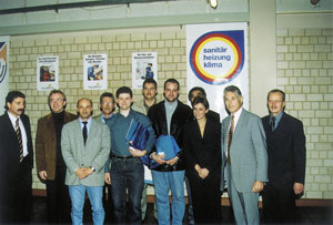 Staatssekretärin Daniela Schlegel-Friedrich, der Vorsitzende des Fördervereins, Lutz Beyer (2.v.r.), Geschäftsführer Martin Weisgerber (links) und Landesinnungsmeister Werner Thielen (3.v.l.) freuten sich gemeinsam mit den ausgezeichneten Gesellen Matthias Öhler (4.v.l.) und Jens Gauer (5.v.r.) sowie Vertretern der Ausbildungsbetriebe.