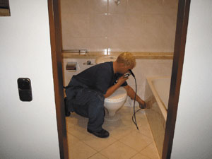 Endoskopie an Revisionsrahmen Badewanne.