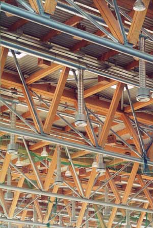 Ein fein gegliedertes Netz von Luftauslässen sorgt in den Messehallen für ein individuell steuerbares Kleinklima. Jeder einzelne dieser so genannten Drallauslässe lässt sich flexibel einstellen: Die konditionierte Luft kann waagerecht, senkrecht, stärker, schwächer, wärmer oder kälter in die Halle geblasen werden.