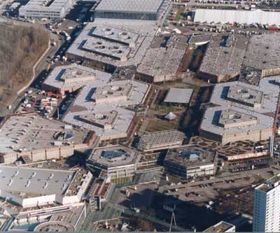 Die Lüftungsanlage der NürnbergMesse befindet sich auf den jeweiligen Hallendächern in eigens errichteten Plattformen.
