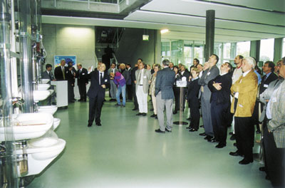 Beeindruckend ist der ca. 12 m hohe "Abwasserturm" im Technikzentrum in Jona - eine ähnliche Anlage ist seit Jahren Schulungsschwerpunkt in Pfullendorf. Den Teilnehmern wurden (im Modell 1:1 nachgebaut) Probleminstallationen und deren Lösungsweg ohren- und augenfällig dokumentiert.