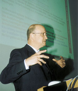 Dipl.-Ing. Manfred Lippe, Sachverständiger der Handwerkskammer Düsseldorf, sieht in der Schnittstellenproblematik eines der Hauptprobleme, das es zu lösen gelte. "Kein Bereich in der Bautechnik ist in der Folge so kostenintensiv wie der Schallschutz!", gab er den Teilnehmern zu bedenken.