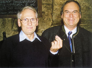 Klein aber fein: Mit einer goldenen Lötlampe wurde Friedolin Behning (Rheinzink) für seine Verdienste um die Klempnertechnik geehrt. Rechts: Bundesfachgruppenleiter Rainer Schaefer.