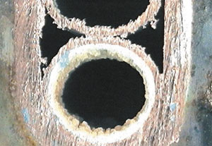 Bild 2: Ein Schnitt durch einen Rohr-in-Rohr-Wärmeübertrager zeigt den verringerten Strömungsquerschnitt und die raue Oberfläche.