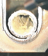Bild 3: Durch abgelöste Ablagerungen verschlossener Rohrquerschnitt.