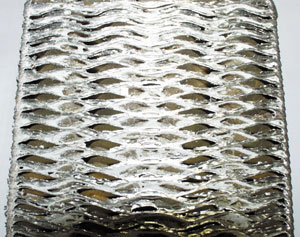 Bild 4: Schnitt durch einen verkalkten Platten-Wärmeübertrager mit kleinem Strömungsquerschnitt.