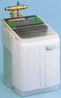 Bild 6: Bei dem Ionenaustauschverfahren werden die zwei Härtebildner gegen Natrium ausgetauscht. Die Wasserhärte liegt beim Austritt in das Wasserverteilnetz des Gebäudes bei etwa 8°dH.