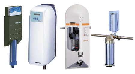 Bild 7: Beispiele für Geräte, die über die Ionisierung des Wassers den Kalk in Lösung halten.