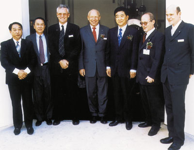 Dr. Martin Viessmann (mitte), Peter Becker (Verkaufsleiter Asien, 3.v.l.) und Werner Witte (Geschäftsführer der Viessmann Heating Technology Beijing Co. Ltd., (r.) konnten zahlreiche Ehrengäste begrüßen. Unter anderem den stellvertretenden Pekinger Bürgermeister Meng Xuenong (3.v.r.), den Deutschen Botschafter in China, Joachim Broudré Gröger (2.v.r.), den Leiter des Districts Shunyi, Li Ping (l.) und den Vize Präsidenten der China Poly Group, Xu Jianlin.