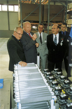 Dr. Martin Viessmann (2.v.l.) führte Dr. Michael Peters, Geschäftsführer Messe Frankfurt, Andreas Lücke, Geschäftsführer BDH und RA Michael von Bock und Polach, Hauptgeschäftsführer ZVSHK (v.l.n.r.) durch die Produktion seines Werkes in Peking.