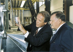 Der baden-württembergische Ministerpräsident Erwin Teufel mit Dipl.-Ing. Siegfried Weishaupt vor einem Grossbrennerprüfstand im Weishaupt-Forschungs- und Entwicklungszentrum für Feuerungstechnik.