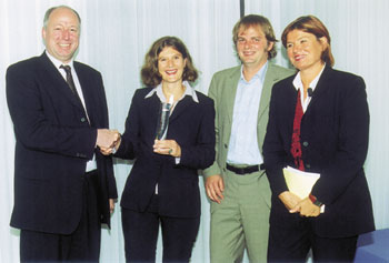 Die Gewinner des 3. Hoesch Design Award Annette Paul und Gert Lober, Bildmitte.