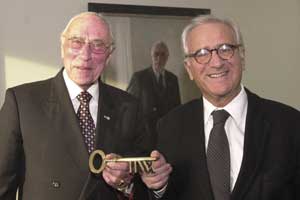 Hansheinz Hauser und Prof. Wolfgang Schulhoff (r.) während der symbolischen Schlüsselübergabe.