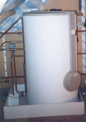 Speicherinstallation auf einem Dachboden (Quelle: MKR-Industrieprodukte, Rheine).