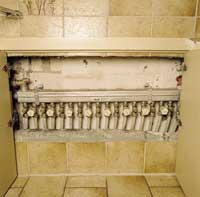 Bild 7a: Vorhandener alter Verteiler mit Handventilen.