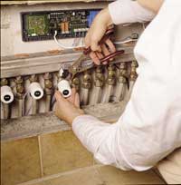 Bild 7b: Installation des Hauptreglers und Montage der Stellantriebe.