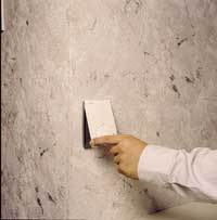 Bild 7d: Einklicken des Raumthermostaten auf montiertes Gehäuseunterteil.