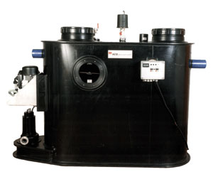 Fettabscheider Hydrojet®-OSE aus PE-HD mit manueller hydromechanischer Innenreinigung (175 bar) und Entsorgungspumpe.