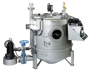 Fettabscheider Lipurat®-RAE aus Edelstahl (1.4571) mit automatischer hydromechanischer Innenreinigung (175 bar) und Entsorgungspumpe.