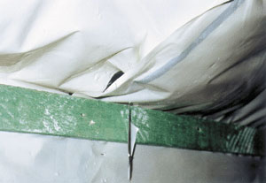 Abdichtung von Folienüberlappungen: Fehlt bei der Verarbeitung von Kompribändern der Anpressdruck, kann die Folienüberlappung nicht dicht schließen. (Quelle: Maria Feldhaus, Aachen)