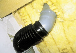 Abdichtung von Dachdurchdringungen: An flexible, gewellte Rohre können Folien nicht ohne weiteres dicht angeschlossen werden. (Quelle: Maria Feldhaus, Aachen)