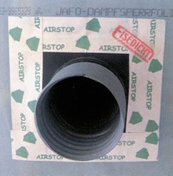 Eine praxisgerechte Lösung für die dauerhafte Luftdichtheit einer Rohr- oder Kabeldurchdringung versprechen spezielle Luftdichtungsmanschetten aus EPDM. (Quelle: Eisedicht)